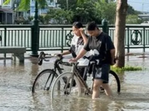 Thủy triều lên nhanh sau bão số 3, nhiều đường phố Hải Phòng thành sông