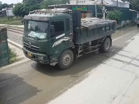 Xe tải nối đuôi dừng trên đường sắt, nguy cơ tai nạn rình rập ở Đà Nẵng