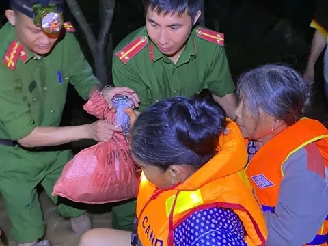 Nghệ An: Lũ tràn về chia cắt Quốc lộ 7, người dân trắng đêm chạy lũ