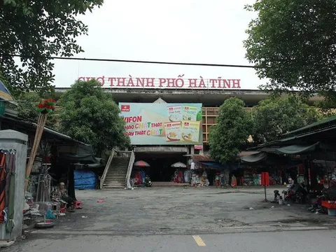 Kinh doanh gặp khó khăn, hàng chục ki-ốt tại chợ lớn nhất Hà Tĩnh bỏ trống