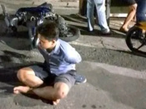 Hai thiếu niên dàn cảnh tấn công, khống chế tài xế xe ôm cướp tài sản
