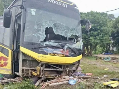 Lật xe khách ở Hà Tĩnh, 9 người tử vong, 15 người bị thương