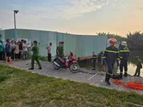 Tài xế GrabBike trượt chân xuống kênh, nước cuốn vào cống mất tích