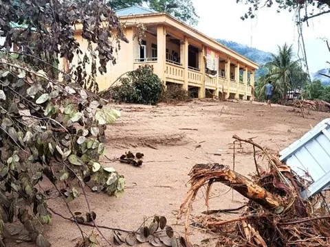 Xót xa hình ảnh trường học ở rốn lũ Nghệ An ngập ngụa trong bùn đất