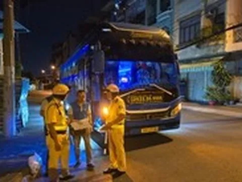 Cảnh sát giao thông TP.HCM ra quân xử lý nhiều xe khách vi phạm