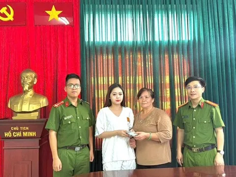 Người phụ nữ đánh rơi hàng chục triệu đồng trên đường và hành động đẹp của cô gái trẻ