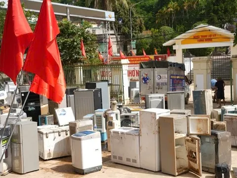 Ấm áp tình người sau lũ dữ: Nhóm thợ lặn lội đi sửa điện miễn phí cho người dân