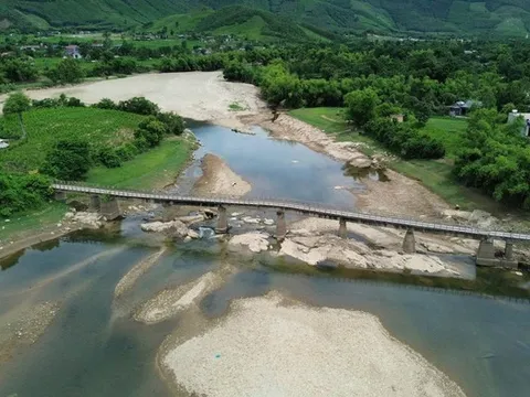 "Nín thở" đi qua những cây cầu chờ sập