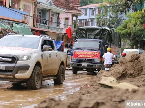 Từng đoàn xe mang yêu thương đến với bà con vùng lũ