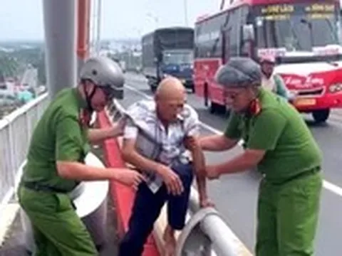 Ngăn chặn kịp thời người đàn ông định nhảy cầu Rạch Miễu