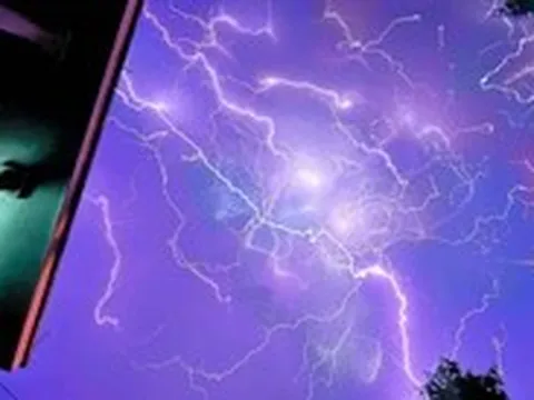 Mây dông bao trùm Bắc Bộ, có nơi mưa to, gió giật mạnh kèm theo sấm sét