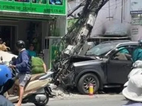 Xe bán tải mất lái tông gãy cột điện ở phường Thủ Đức, nghi do tài xế đột tử
