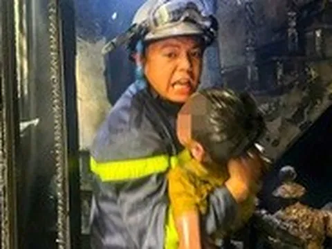 Giải cứu 3 người kẹt trong ngôi nhà đang cháy to, cảnh sát bế em nhỏ thoát nạn