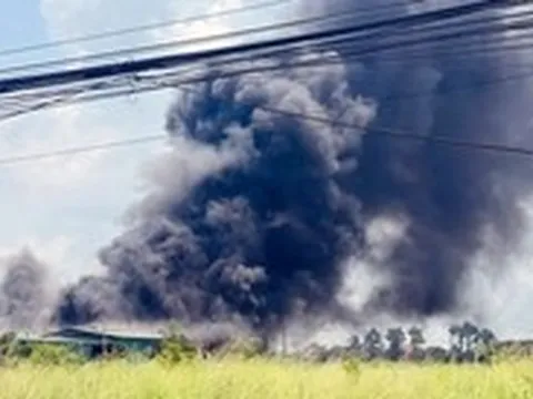 Xưởng mút xốp ở Đồng Nai bùng cháy dữ dội, cột khói bốc cao trăm mét