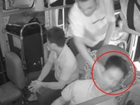 Hành khách nghi say xỉn tát tài xế khi xe khách đang chạy