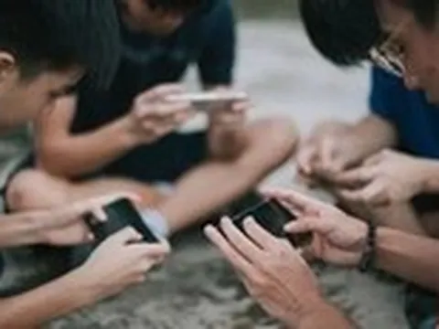 Trẻ em 'nghiện' điện thoại - Kỳ 1: Để trẻ xài điện thoại cho 'đỡ quậy'?