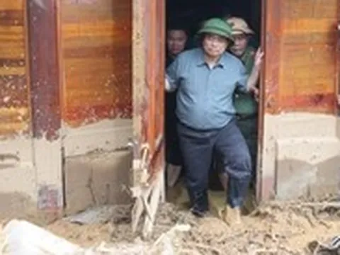 Thủ tướng: Dựng lại mái nhà, chia sẻ đau thương, mất mát với người dân bị lũ quét