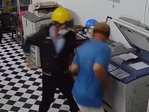 Truy bắt thanh niên vào tiệm photocopy rút dao đâm chủ tiệm