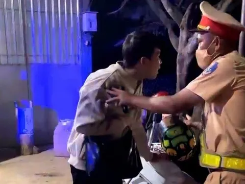 CSGT dùng xe đặc chủng đưa người đau tim đi cấp cứu kịp thời