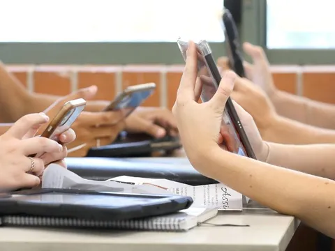 Trẻ em 'nghiện' điện thoại - Kỳ 3: Điện thoại không biến mất nhưng tình bạn thì có thể