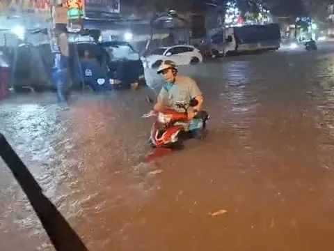 Sau một ngày nắng, TP.HCM sấm chớp sáng trời, mưa ngập nhiều nơi