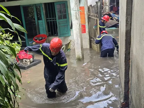 Dùng máy bơm hút nước 'cứu' 50 hộ dân ở phường Tam Bình bị ngập nặng sau mưa lớn