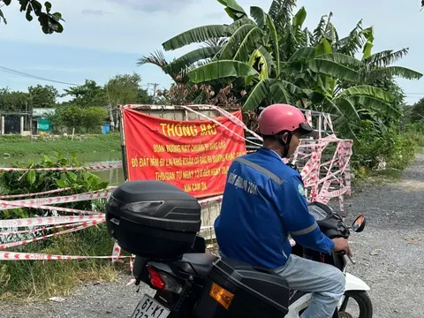 Cầu dân sinh ở TP.HCM bị cuốn trôi sau mưa