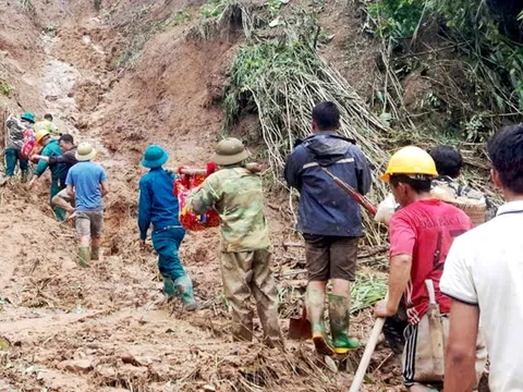 Vượt lũ dữ cáng người đi cấp cứu