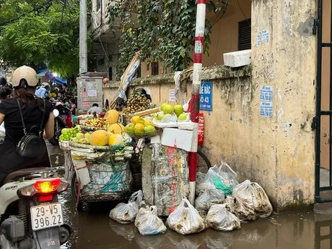 Chợ cóc, chợ tạm bủa vây Hà Nội, giao thông ùn tắc