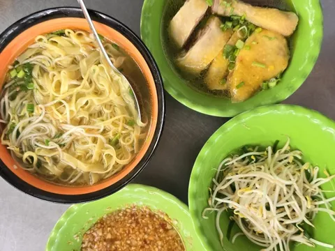 Nồi nước lèo thơm và hương vị cay nồng mì gà xá kén trong hẻm nhỏ cư xá Phú Bình