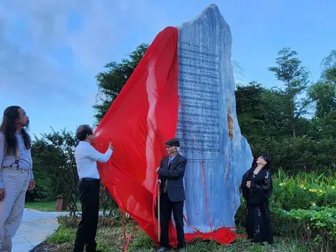 Bài hát ‘Nối vòng tay lớn’ của Trịnh Công Sơn được in lên bia đá