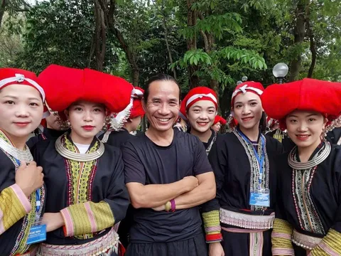 Những phụ nữ và trẻ em từng bán hàng rong, xin ăn ở Sa Pa lên sân khấu biểu diễn