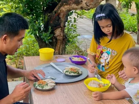 Anh kỹ sư cầu đường Đông Nguyễn và những bữa cơm cá kho, canh rau, xôi hấp