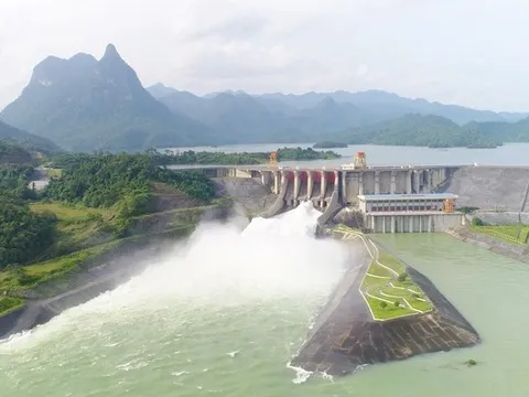 Khôi phục cấp điện trở lại cho 2,67 triệu hộ dân bị ảnh hưởng bởi bão số 10