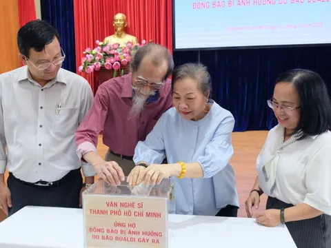 Văn nghệ sĩ TP.HCM ủng hộ bà con bị ảnh hưởng bão Bualoi gần 300 triệu đồng