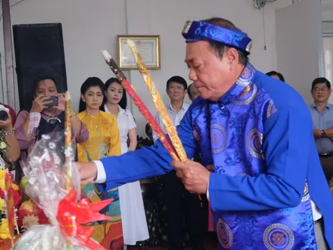 Toàn bộ tiền cúng giỗ tổ sân khấu dành giúp đồng bào bị ảnh hưởng bão Bualoi