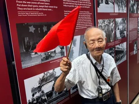 Nhân chứng gần trăm tuổi kể chuyện ngày tiếp quản thủ đô