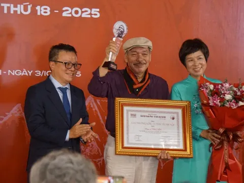 Trần Tiến nhận Giải thưởng Bùi Xuân Phái Vì tình yêu Hà Nội: 'Đời tôi đâu có ngờ'