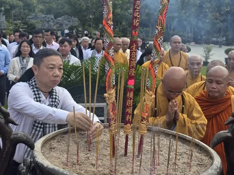 Đoàn công tác Hội sách Côn Đảo dâng hương tưởng niệm các anh hùng liệt sĩ