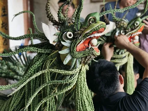 Cây cỏ hóa kiệu rồng uy nghiêm đón Trung thu ở Hà Nội