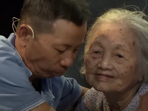 Như chưa hề có cuộc chia ly: Người mẹ già 93 tuổi tìm được Cu Tí đi lạc đêm Trung thu 1975