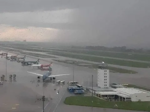 Mưa giông lớn, sân bay Nội Bài cảnh báo khẩn tới hành khách