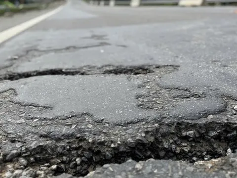 Mặt đường cao tốc La Sơn – Hoà Liên qua Đà Nẵng hư hỏng, bong tróc sau thời gian ngắn khai thác