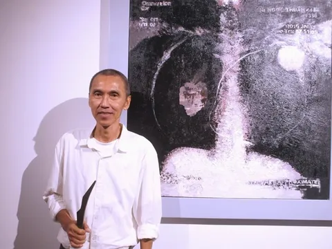 Họa sĩ, nhà văn Nguyễn Ngọc Thuần của báo Tuổi Trẻ đoạt giải ở UOB Painting of the Year 2025