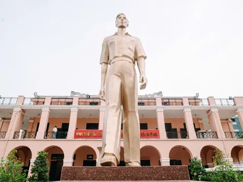 Xếp mô hình Bến Nhà Rồng, Nhà giàn DK1 bằng sách chào mừng Đại hội Đảng bộ TP.HCM