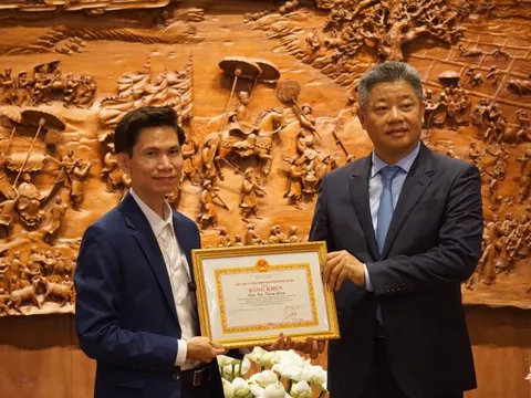 Có gì đặc biệt ở bức tranh gỗ ‘Vinh quy bái tổ’ mà Hà Nội mua tặng Văn Miếu Quốc Tử Giám?