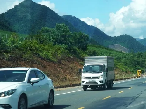 Đầy rẫy vết vá trên mặt đường cao tốc La Sơn - Hoà Liên