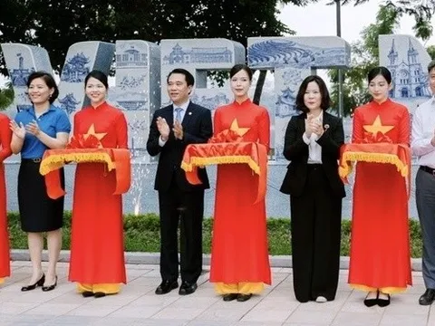Hà Nội khánh thành công trình tôn vinh tình kết nghĩa Hà Nội - Huế - TP.HCM