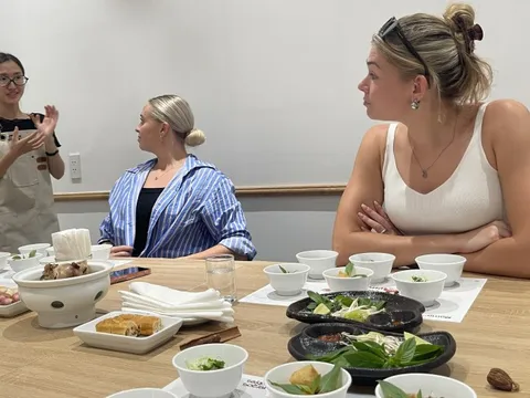 Khách Tây học ăn phở