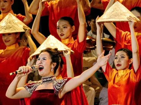 'Dưới ánh sáng quang vinh' mừng thành công Đại hội đại biểu Đảng bộ TP.HCM lần I